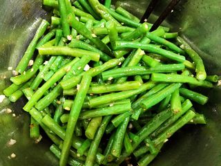 14、夏日清爽小凉菜——凉拌豆角,拌匀即可，我做好冷藏了一个小时更好吃哦