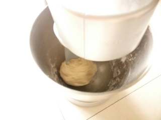 1、肉桂卷,面团里除黄油外的所有材料混合，搅拌到没有干粉，倒入融化的黄油。