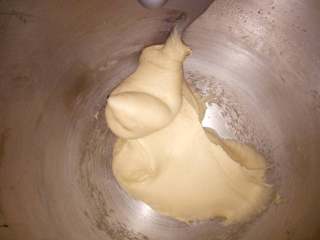 2、肉桂卷,揉好的面团很柔软，也不需要出膜。