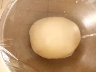 3、肉桂卷,盖上保鲜膜，发酵到两倍大即可。