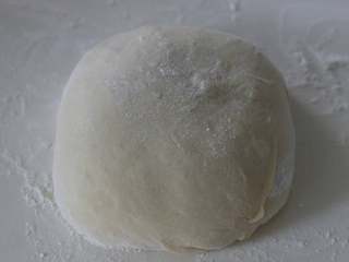 5、肉桂卷,发好的面团撒手粉，因为有点粘，整理成方形。