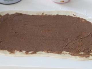 6、肉桂卷,擀成大概30*40的面片，均匀的抹上肉桂馅。