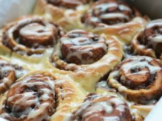 11、肉桂卷,肉桂卷出炉后放置几分钟，就可以把糖霜淋在肉桂卷表面。