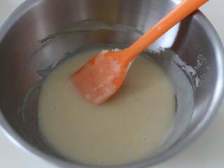 10、肉桂卷,奶油糖霜里所有材料混合即可，做好的糖霜有流动性，可以滴落就行了。如果比较稠，可以再加点牛奶，视情况而定。