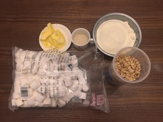 1、花生糖牛扎糖,将材料都称重好