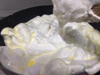 6、花生糖牛扎糖,小火，搅拌至拉丝状态