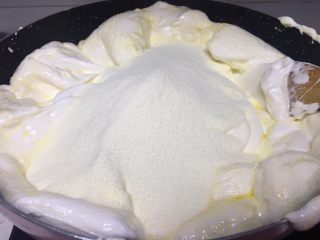 7、花生糖牛扎糖,将奶粉倒入搅拌