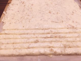 11、花生糖牛扎糖,冷却后均匀画线。