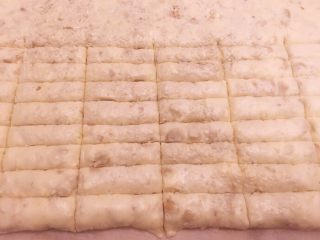 12、花生糖牛扎糖,在竖着画线，差不多的大小