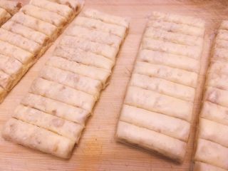 13、花生糖牛扎糖,用刀切开，每个在切开