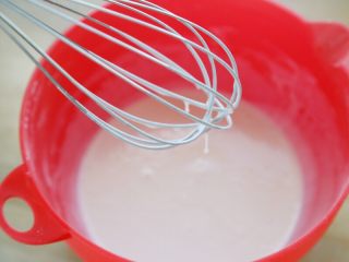 1、奥利奥夹心牛油果冰淇淋口味雪媚娘,1.取一个可以微波的料理盆，放入糯米粉120克、澄粉10克、玉米淀粉10克、木薯粉10克、砂糖30克混合均匀。然后倒入淡奶油20克和牛奶200克搅拌至无干粉颗粒（这时你也可以过筛，效果更加好）。