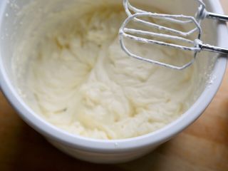 5、奥利奥夹心牛油果冰淇淋口味雪媚娘,7.接下来做牛油果冰淇淋馅料。用电动打蛋器的低速档将淡奶油打到基本不流动的状态。