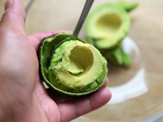 6、奥利奥夹心牛油果冰淇淋口味雪媚娘,8.将牛油果剖开，取出果肉。