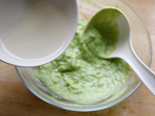 9、奥利奥夹心牛油果冰淇淋口味雪媚娘,11.将吉利丁液倒入牛油果中拌匀。