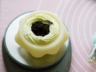 12、奥利奥夹心牛油果冰淇淋口味雪媚娘,16.然后加入1茶匙奥利奥饼干碎在牛油果冰淇淋馅中间。