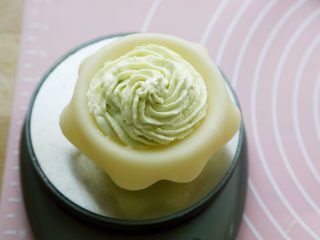 13、奥利奥夹心牛油果冰淇淋口味雪媚娘,17.再用10克牛油果冰淇淋馅盖住奥利奥饼干碎。