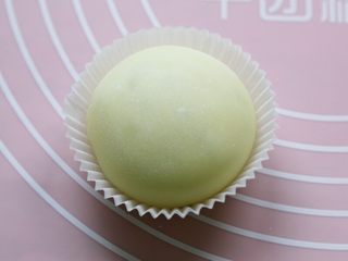 14、奥利奥夹心牛油果冰淇淋口味雪媚娘,19.接头处抹些手粉，朝下放进马芬模中，然后依次做好全部。