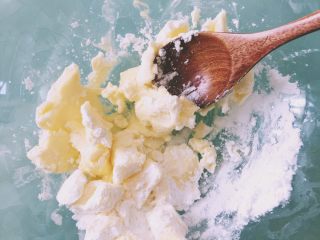 2、抹茶猕猴桃小饼干,黄油室温软化至手指可以戳入凹坑，分3次加入糖粉打发，每次加入时可以先拌一拌，避免打发时飞溅