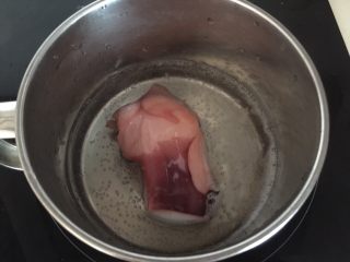 2、章鱼小丸子,章鱼足先煮熟