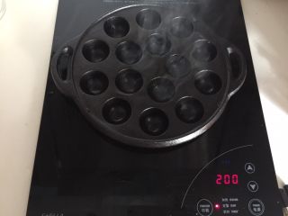 10、章鱼小丸子,章鱼小丸子锅先放在电磁炉上200摄氏度预热