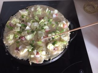 14、章鱼小丸子,然后用竹签在每个洞边缘划开