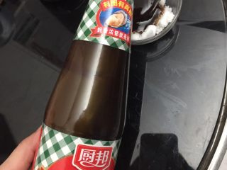 18、章鱼小丸子,制作烧汁:糖粉里加入蚝油