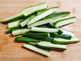 2、酸辣黄瓜条,再切成黄瓜条。