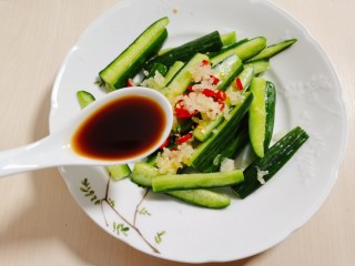 7、酸辣黄瓜条,然后加入一勺生抽。