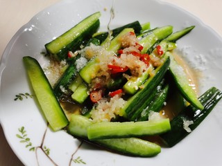 11、酸辣黄瓜条,趁热将花椒油倒入黄瓜条里面。