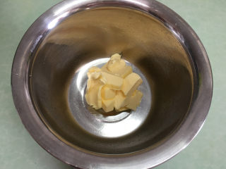 1、凤梨酥,将黄油切成小块进行室温软化。