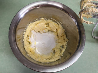 3、凤梨酥,加入糖粉。