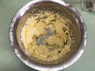 6、凤梨酥,这是加完蛋液打发好的黄油状态。