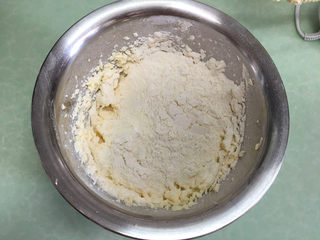 7、凤梨酥,筛入低筋面粉、奶粉、盐的混合物。