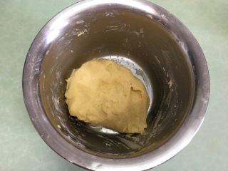8、凤梨酥,用硅胶刀搅拌均匀，然后用手揉成团。