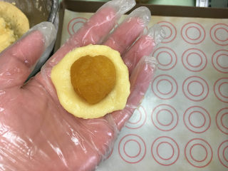 10、凤梨酥,我包凤梨酥用的皮是21克左右，凤梨馅是15克左右。取一块面团按圆，然后加入凤梨馅。