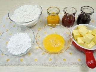 1、果酱饼干,准备所有食材。