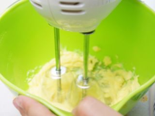 2、果酱饼干,黄油软化后，用打蛋器打散。