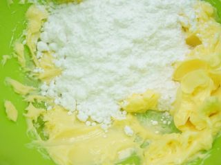 3、果酱饼干,加入细砂糖，继续打至黄油和细砂糖完全融合。