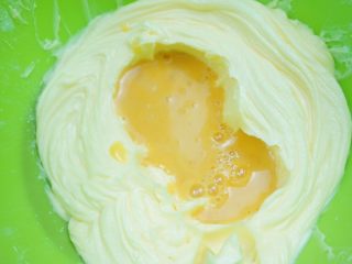 4、果酱饼干,加入全蛋液，打至完全融合。