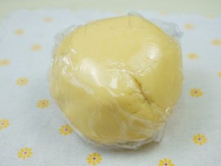 8、果酱饼干,保鲜膜包起来，放冰箱冷藏一个小时。