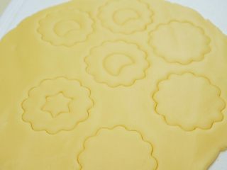 11、果酱饼干,如果没有这样的模具，可以用家里的裱花头按压出中间的形状。