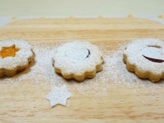 15、果酱饼干,过筛一层糖粉，取掉纸片，即可。