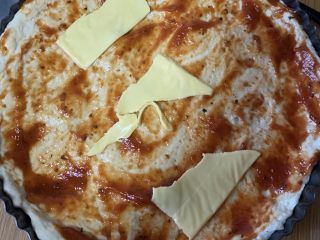 5、牛肉披萨,放芝士片