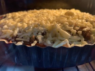 13、牛肉披萨,180度预热烤20分钟