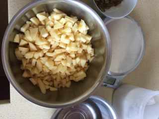 2、苹果派,切成小丁