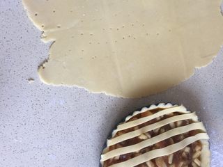 18、苹果派,剩余的面团也擀开 切长条（这步骤比较随意）
