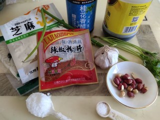 1、酸辣土豆粉,准备原料