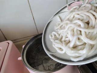 2、酸辣土豆粉,土豆粉下锅煮软