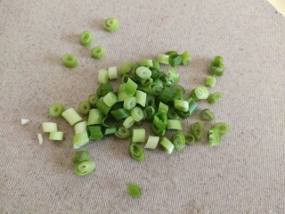 3、酸辣土豆粉,葱切粒