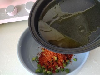 9、酸辣土豆粉,热油泼在上面